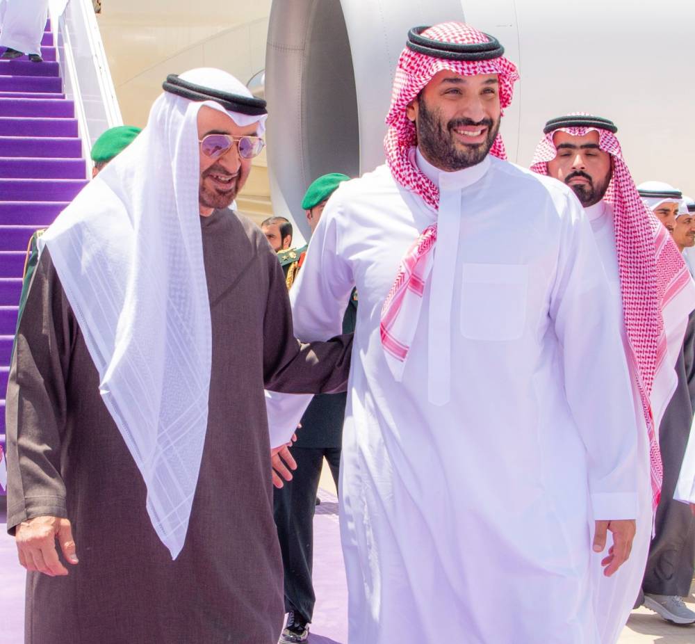 ولي العهد السعودي ورئيس الإمارات يستعرضان تطورات الأوضاع الإقليمية