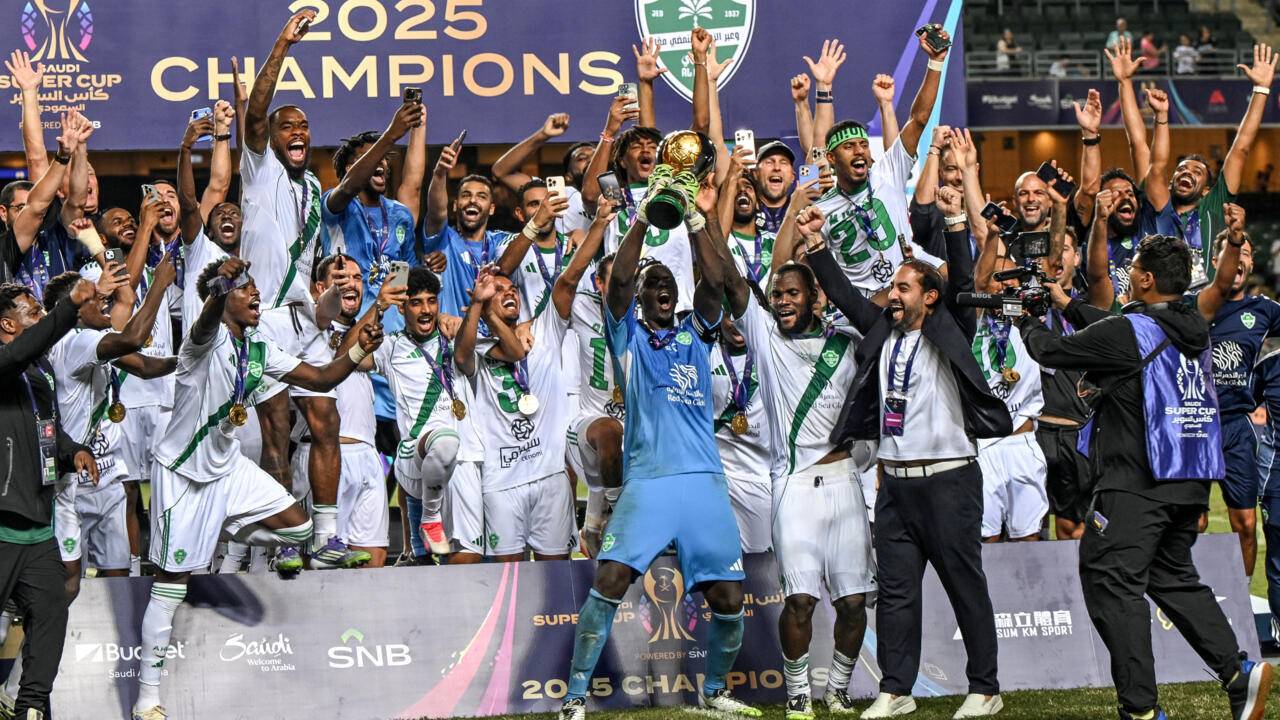 الاتحاد السعودي لكرة القدم يقيل أمينه العام ويؤكد نتائج مباريات كأس السوبر