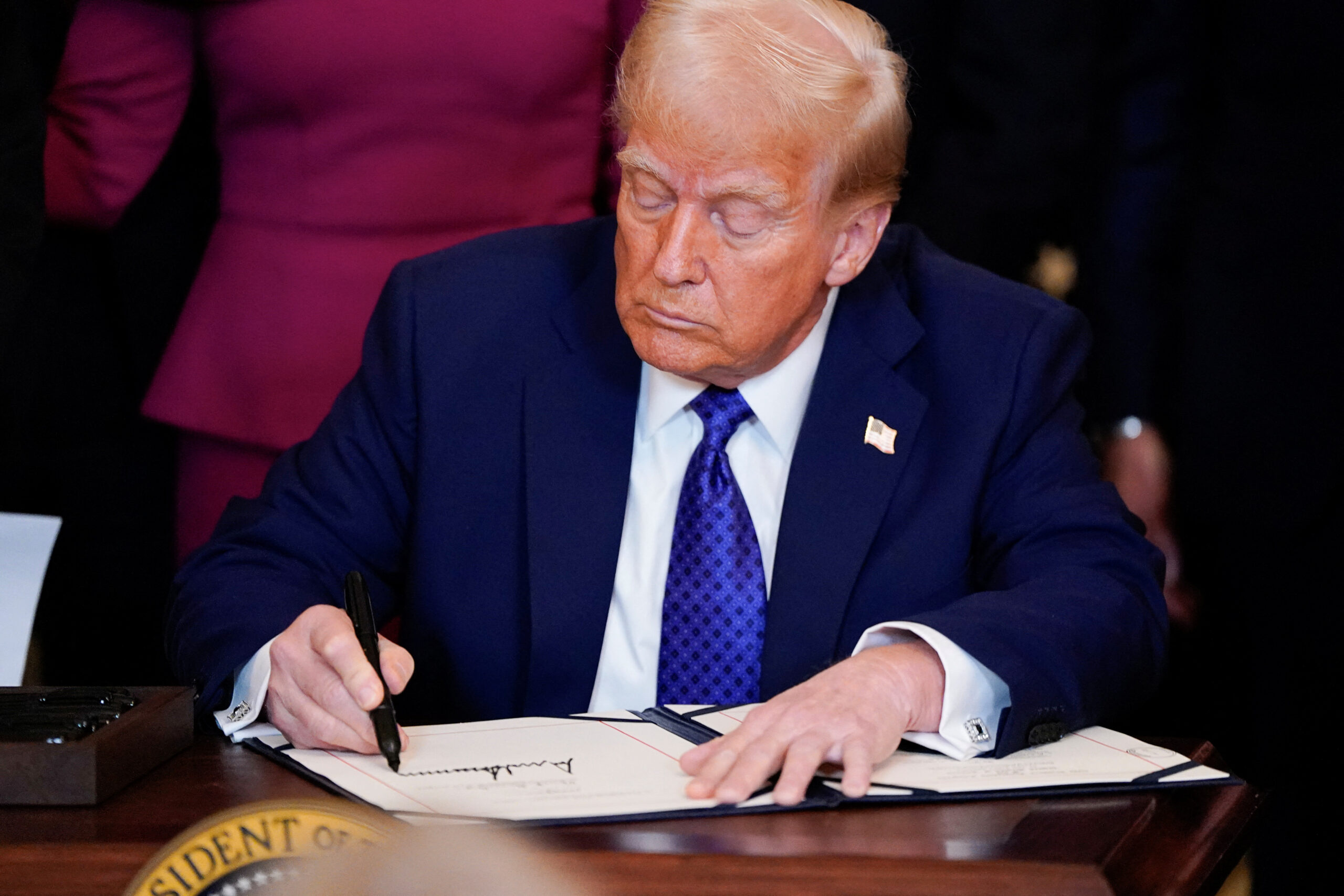 ترمب يخطط لفرض رسوم جمركية "كبيرة نسبياً" على الرقائق قريباً