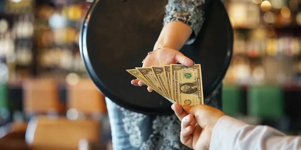 إعفاء مفاجئ: صناع المحتوى ضمن قائمة ترمب لإعفاء ضريبة "البقشيش"