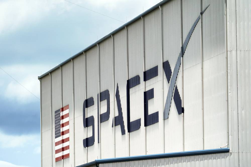 "SpaceX" تشتري طيف الترددات اللاسلكية لـ "Echostar" مقابل 17 مليار دولار