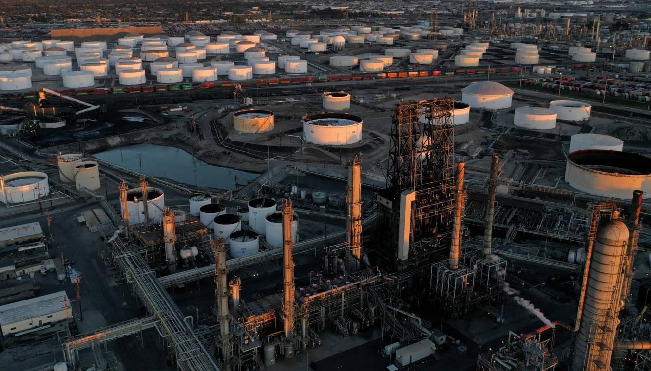 النفط يتجه لخسارة أسبوعية بـ 8 % وسط تراكم المخزونات وتباطؤ تشغيل المصافي