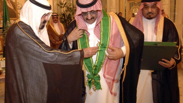 خادم الحرمين يقلد الأمير محمد بن نايف وشاح الملك عبد العزيز من الطبقة الأولى