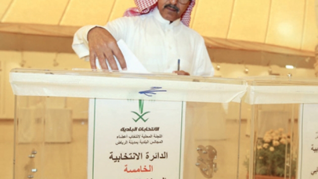 الآباء يحرصون على اصطحاب أبنائهم لمراكز الاقتراع