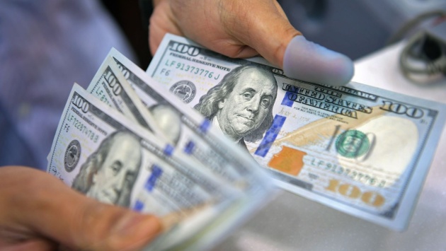 عقبة تواجه محادثات التجارة بين أمريكا والصين تهبط بسعر الدولار