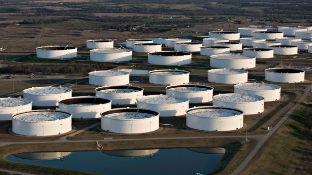 هبوط أكبر من المتوقع في مخزونات النفط الأمريكية ومخزونات الوقود ترتفع