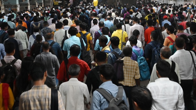 الهند: فرح وخوف فيما توشك البلاد أن تصبح الأكثر تعدادا للسكان في العالم