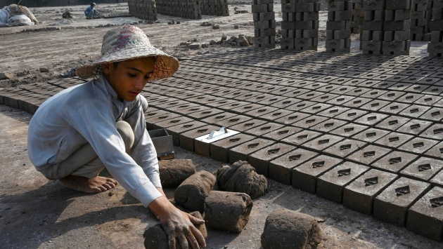 4.2 مليون طفل في باكستان يعملون في صناعة الطوب