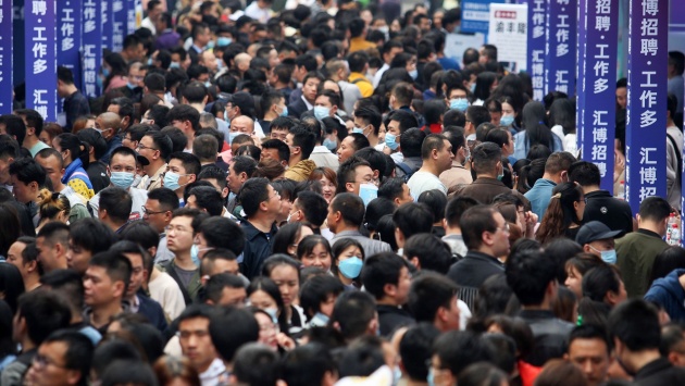 شباب الصين يواجه سوق عمل قاتمة وسط بطالة قياسية تجاوزت 20 % في مايو