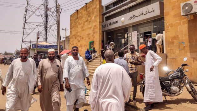 بنوك السودان تكافح لتقديم خدماتها