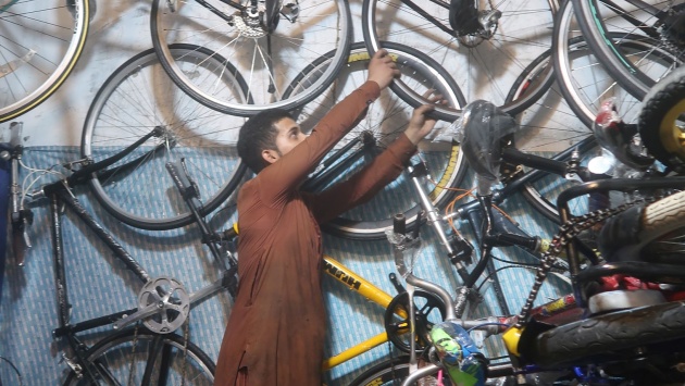 غلاء الوقود يشعل أسعار الدراجات الهوائية في باكستان