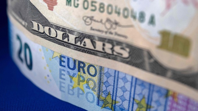 الدولار يلامس قمة أسبوعين واليورو يهبط مع رهان السوق على خفض الفائدة