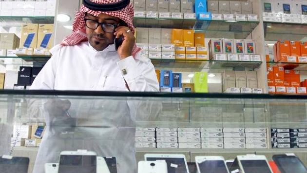 توسع السوق المحلية يصعد بقطاع تجارة الهواتف والاتصال في السعودية 23 % في عام