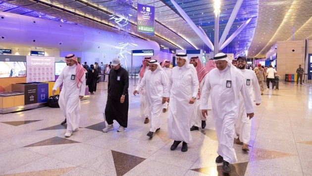 وزير النقل السعودي يقف على جاهزية مطار جدة لمرحلة مغادرة ضيوف الرحمن