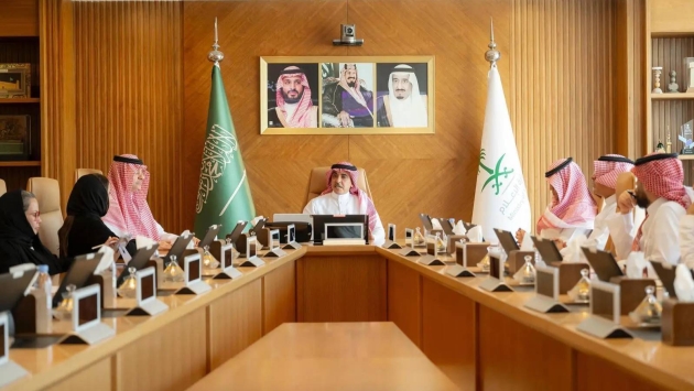 وزير الإعلام يناقش مع الرئيس التنفيذي لمجموعة "SRMG" مستجدات نقل المسابقات الرياضية