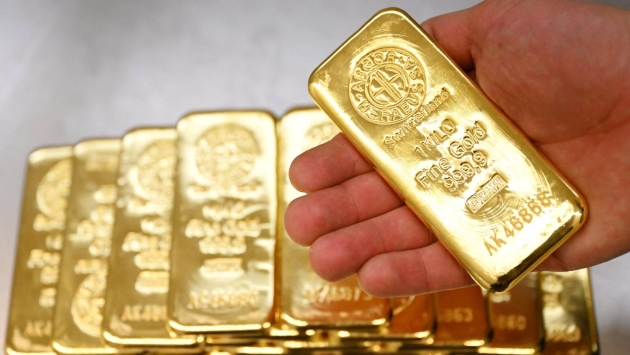 الذهب يتراجع إلى أدنى مستوى في أسبوعين بعد اتفاق أمريكي أوروبي