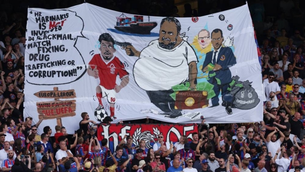الاتحاد الإنجليزي يجري تحقيقا في لافتة جماهير كريستال بالاس ضد مالك نوتنجهام