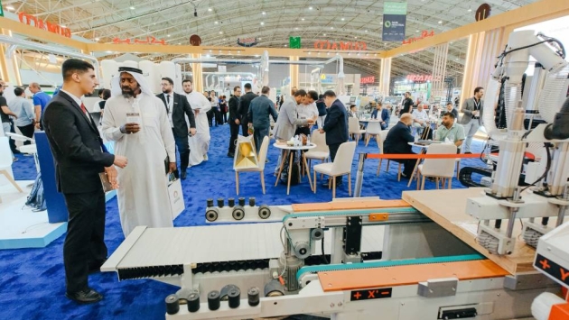 في قلب الرياض .. معرض الأخشاب يحول الزعفران من سلعة ثمينة إلى أيقونة فنية