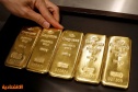 الذهب يتراجع إلى 2320 دولار لكنه يتجه لتحقيق مكاسب للشهر الثالث