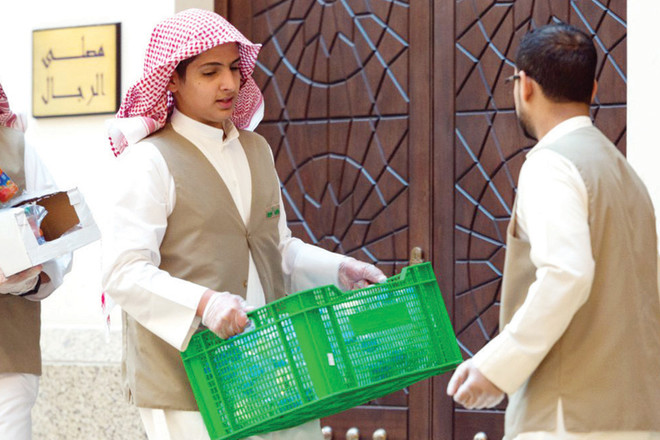 شباب سعوديون يتسابقون لإفطار الصائمين