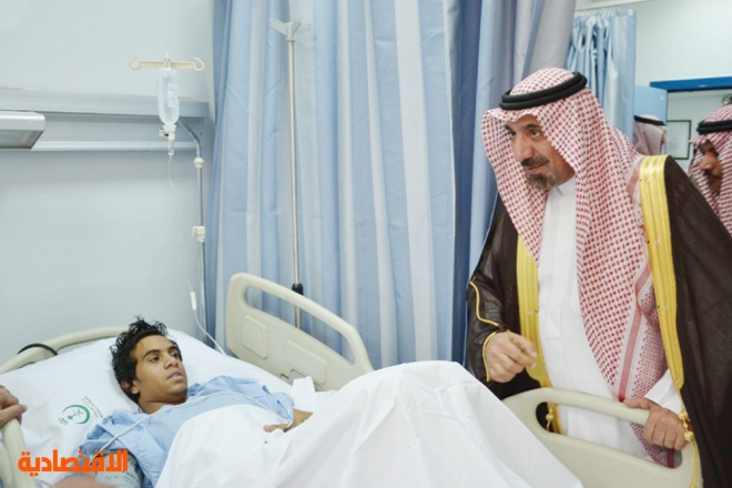 أمير منطقة نجران يزور المصابين الذين تعرضوا لمقذوفات عسكرية من داخل الأراضي اليمنية