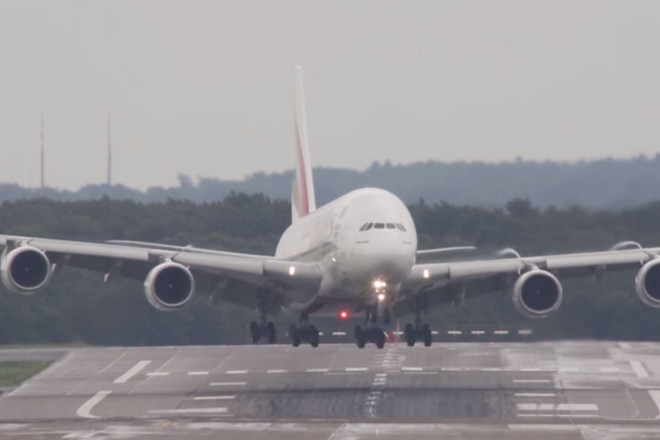 هبوط أضخم طائرة في العالم في ظروف الريح الجانبية القوية (فيديو)