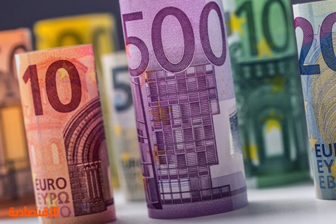 اليورو ينخفض وسط قلق حيال مشتريات المركزي الأوروبي للسندات