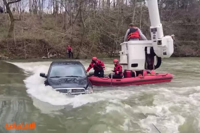فريق إنقاذ أثناء عملهم على إخراج عائلة مكونة من خمسة أفراد حاصرتهم مياه الأمطار التي هطلت بشدة على مدينة ليبرتي الأمريكية. "رويترز" إنقاذ عائلة