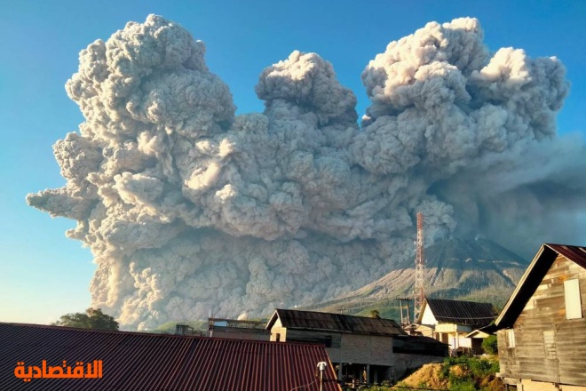بركان جبل سينابونج في إندونيسيا لحظة إطلاقه سحابة من الرماد الساخن على ارتفاع خمسة كيلومترات أمس، وذلك في أول ثوران كبير له منذ آب «أغسطس» من العام الماضي. «الفرنسية» رماد ساخن