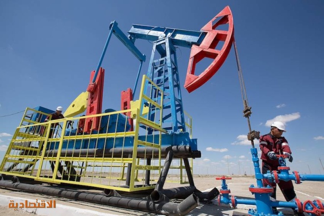 النفط يتراجع 3 %  بفعل مخاوف رفع الفائدة الأمريكية .. وشح الإمدادات يدعم عودة مسار الصعود