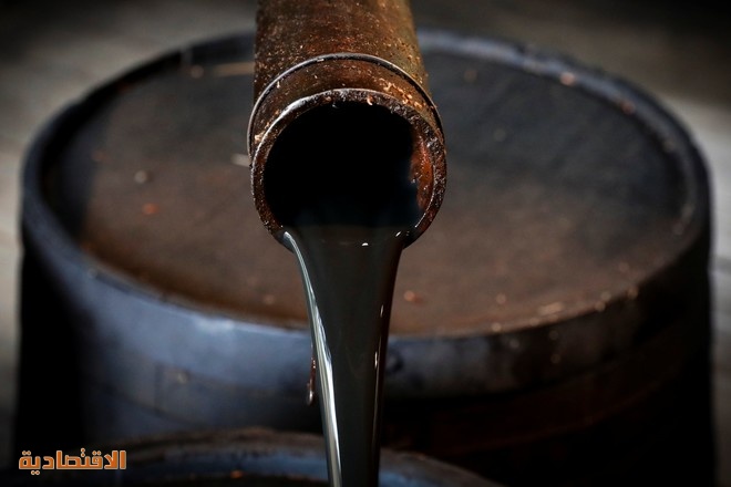النفط يتراجع وسط مخاوف من ركود وبطء انتعاش واردات الصين