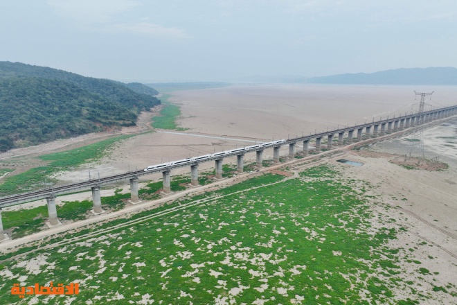  قطار يسير فوق منطقة جافة لأكبر بحيرة للمياه العذبة في الصين