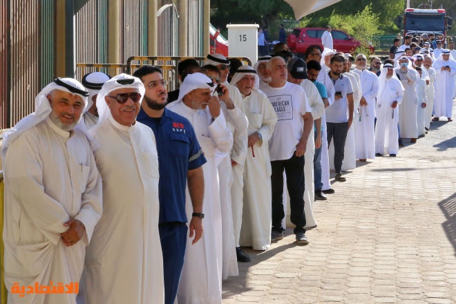 الكويتيون يتوجهون إلى صناديق الاقتراع لاختيار 50 نائبا في مجلس الأمة