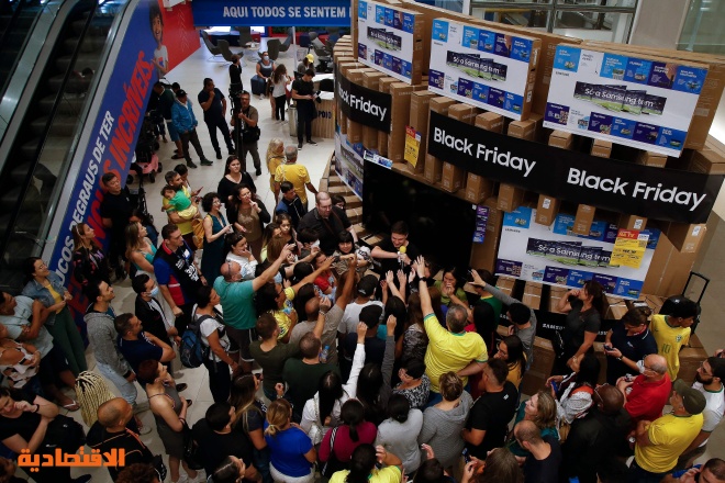 عروض  الجمعة السوداء  تجذب آلاف المتسوقين حول العالم 