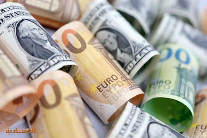 رفع الفائدة يدعم الدولار واليورو يستقر