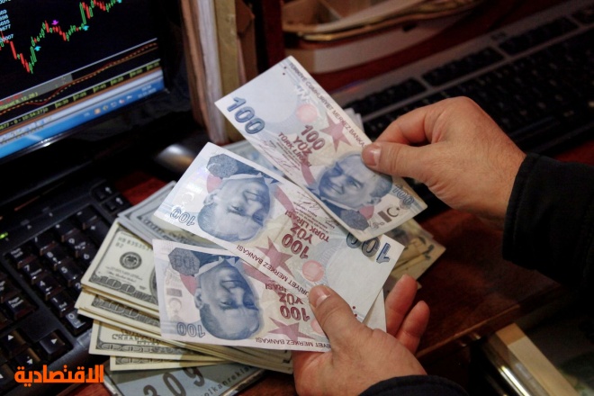  الليرة التركية تقترب من مستوى متدن قياسي عند 20 مقابل الدولار 