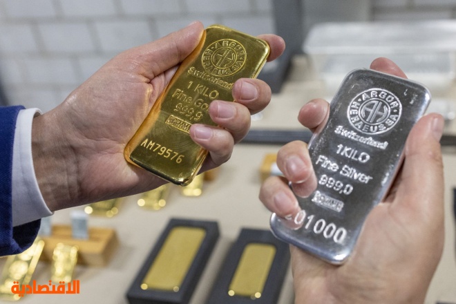 الذهب يتراجع رغم رهانات وقف رفع الفائدة مع صعود الدولار 