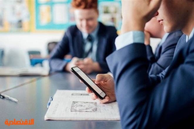 هولندا تمنع الهواتف والساعات الذكية في المدارس