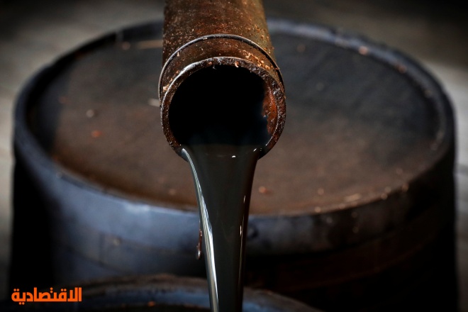 النفط ينخفض 1 % قبل إعلان بيانات اقتصادية أمريكية وصينية