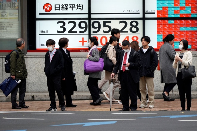 نيكاي يقلص مكاسبه مع تلاشي توقعات رفع الفائدة في اليابان 