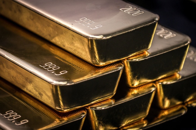 أوقية الذهب تسجل سعرا قياسيا جديدا عند 2100 دولار