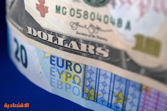 الدولار يلامس قمة أسبوعين واليورو يهبط مع رهان السوق على خفض الفائدة