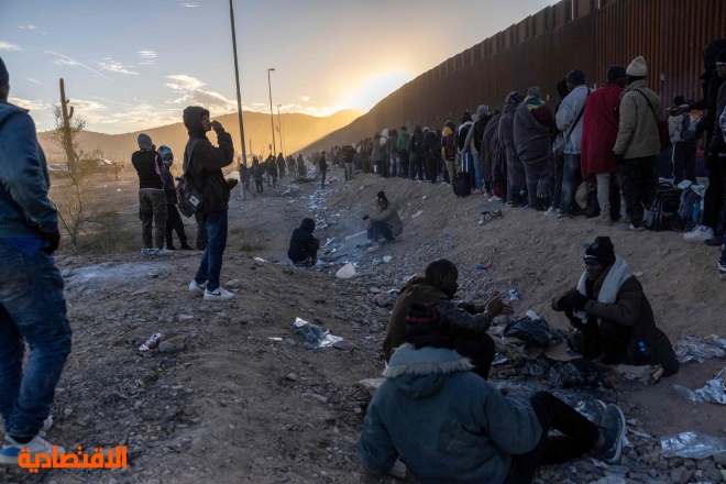 طوابير طويلة للمهاجرين بمحاذاة الجدار بين أمريكا والمكسيك