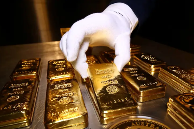 الذهب يصعد بدعم من احتمالات كبرى لتخفيض أسعار الفائدة في 2024 