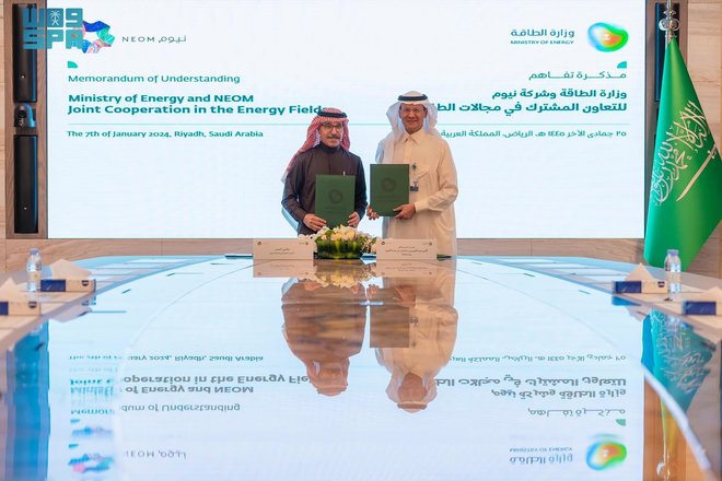 "الطاقة" و"نيوم" توقعان مذكرة تفاهم لتعزيز التعاون في مجالات الطاقة