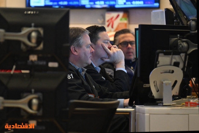 الأسهم الأمريكية تغلق على انخفاض وأسهم الرقائق تعوض تراجع "أبل"