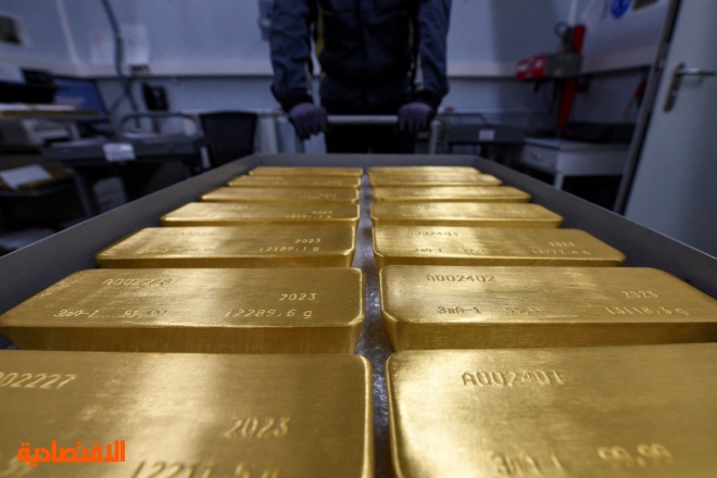 الذهب يتراجع إلى 2327 دولار مع انحسار آمال خفض الفائدة الأمريكية