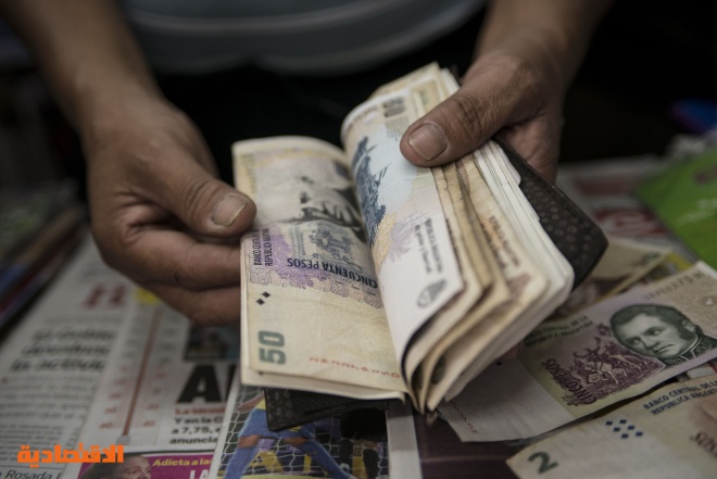 العملة الأرجنتينية تفقد أكثر من 40% من قيمتها أمام الدولار