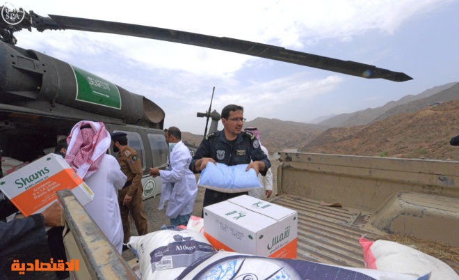 طيران الأمن يواصل توزيع سلال غذائية على قرى تهامة قحطان بعسير