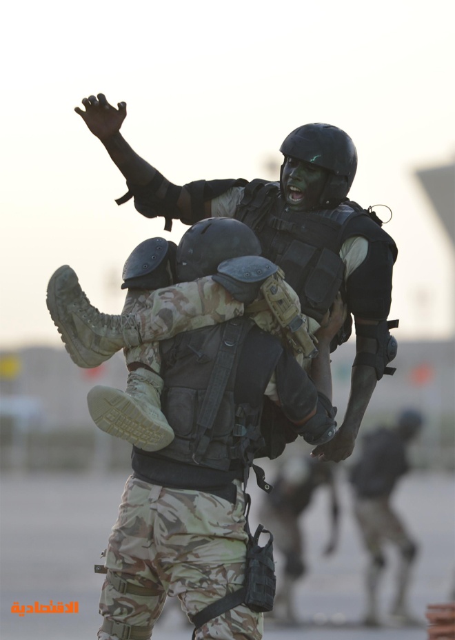 ولي العهد يرعى العرض العسكري لوحدات قوات الأمن الخاصة والتطبيقات التكتيكية